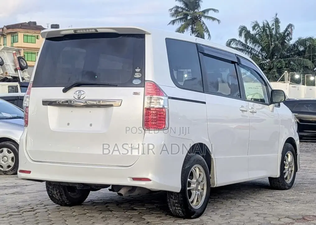 Toyota Noah 2.0 143hp FWD (7 Seater) 2007 White