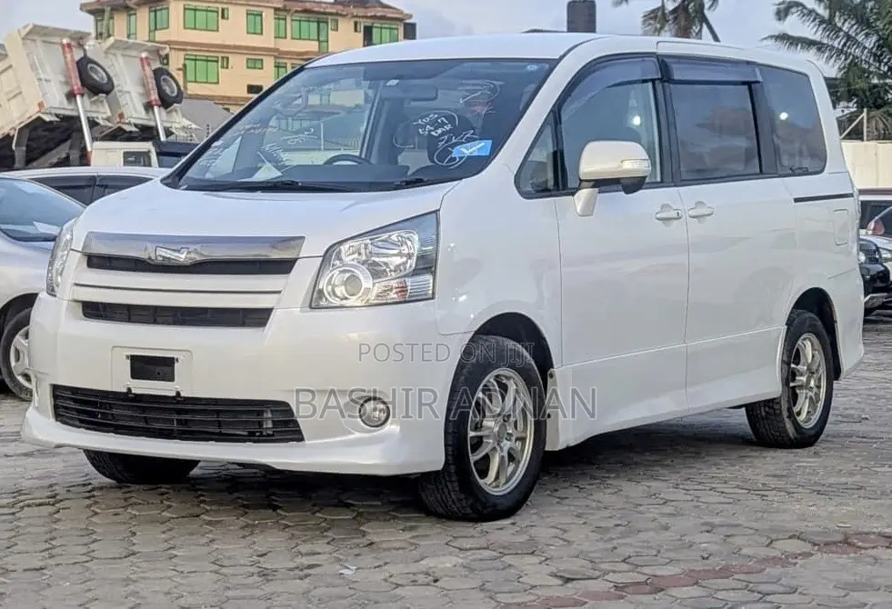 Toyota Noah 2.0 143hp FWD (7 Seater) 2007 White