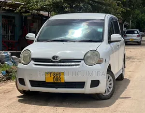 Toyota Sienta 2004 White