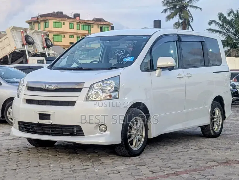 Toyota Noah 2.0 143hp AWD (8 Seater) 2007 White