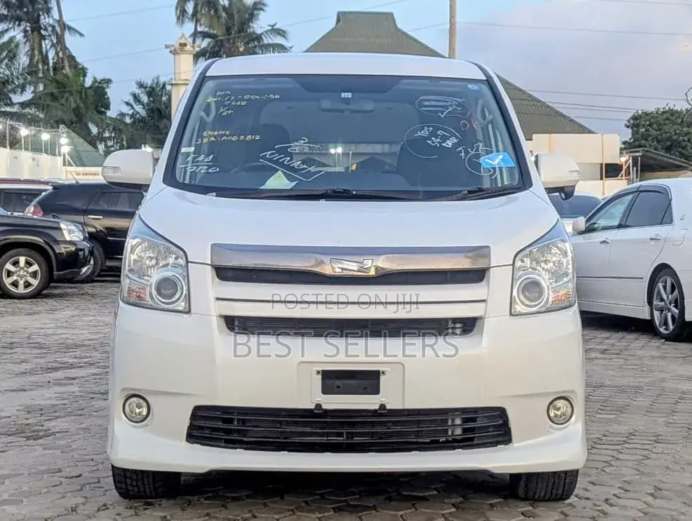 Toyota Noah 2.0 143hp AWD (8 Seater) 2007 White