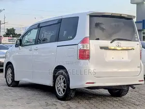 Toyota Noah 2.0 143hp AWD (8 Seater) 2007 White
