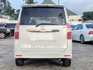 Toyota Noah 2.0 143hp AWD (8 Seater) 2007 White
