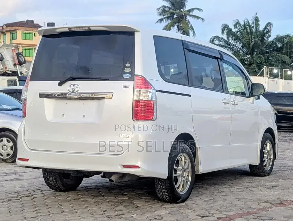 Toyota Noah 2.0 143hp AWD (8 Seater) 2007 White