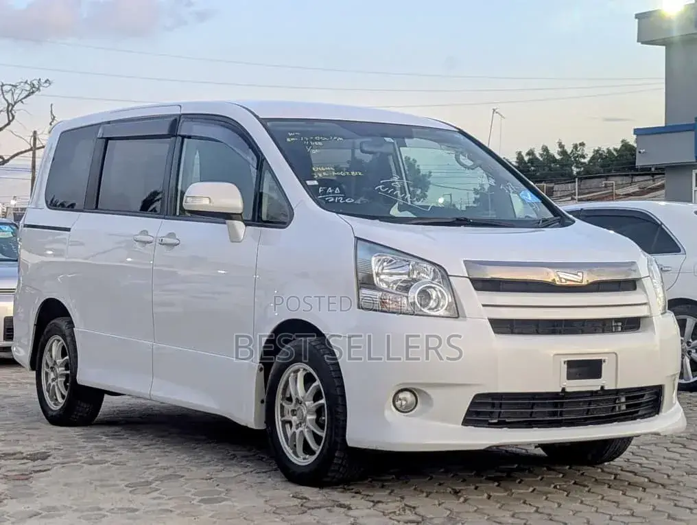Toyota Noah 2.0 143hp AWD (8 Seater) 2007 White