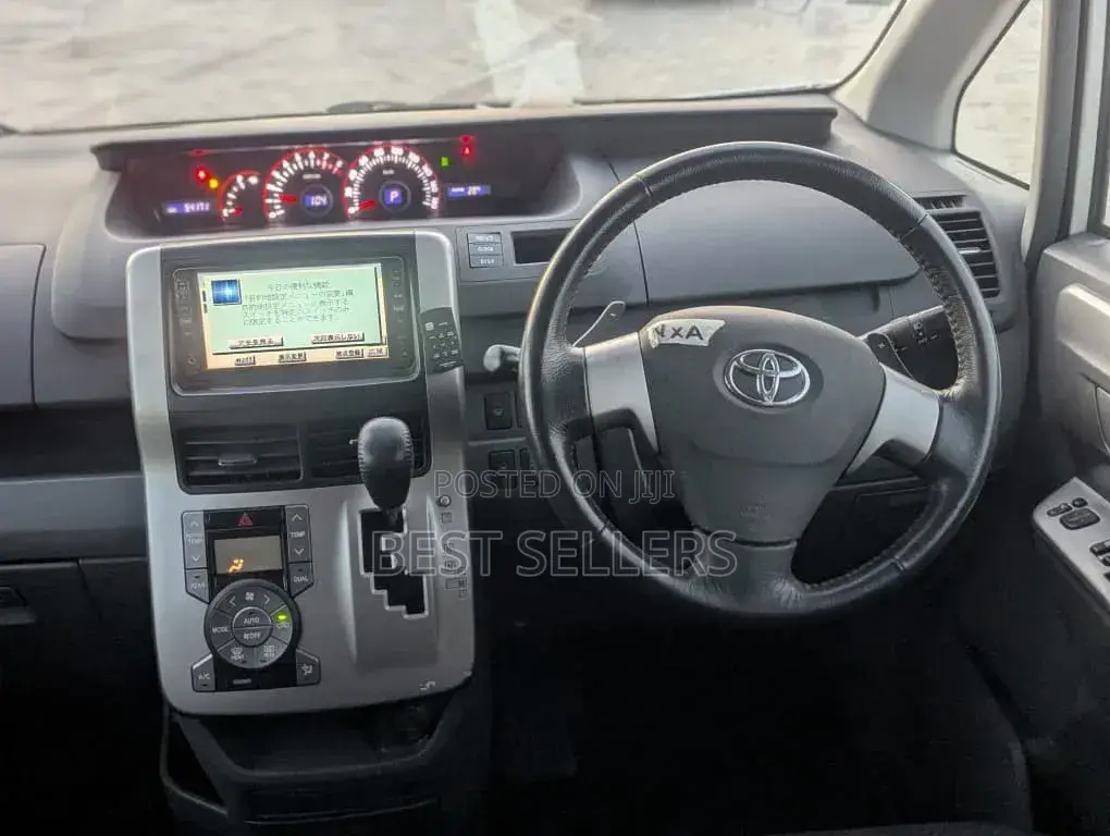 Toyota Noah 2.0 143hp AWD (8 Seater) 2007 White