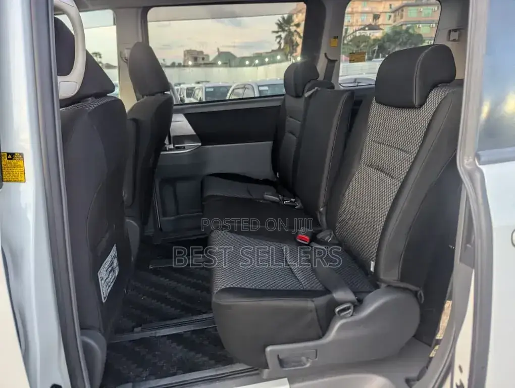 Toyota Noah 2.0 143hp AWD (8 Seater) 2007 White