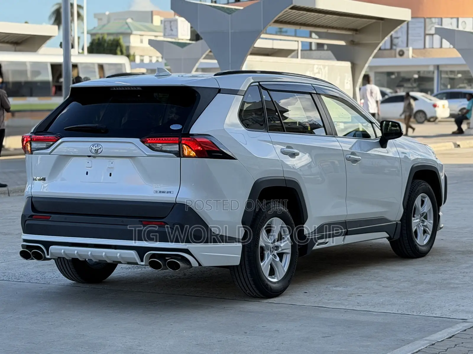 Toyota RAV4 2021 White