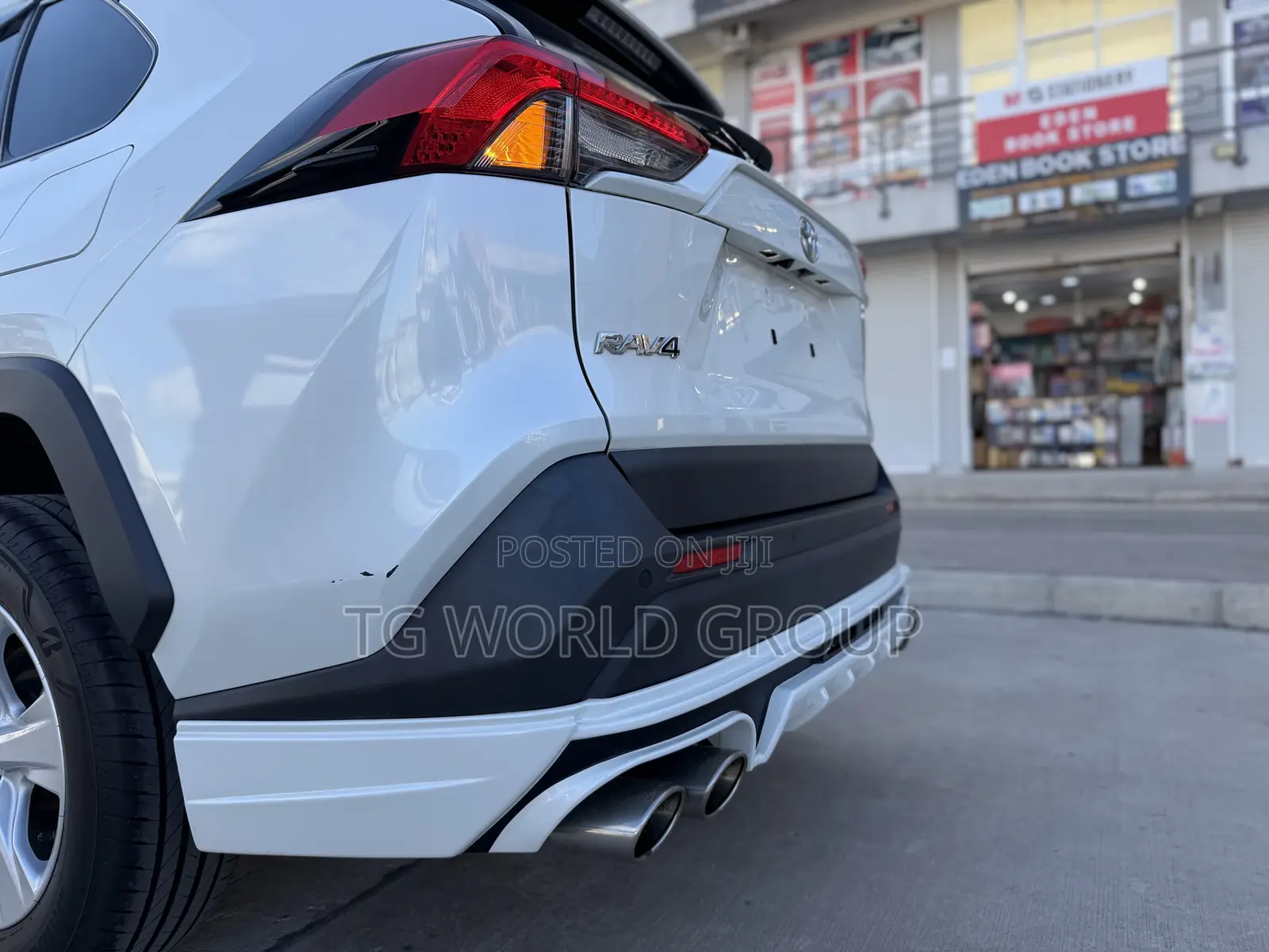 Toyota RAV4 2021 White