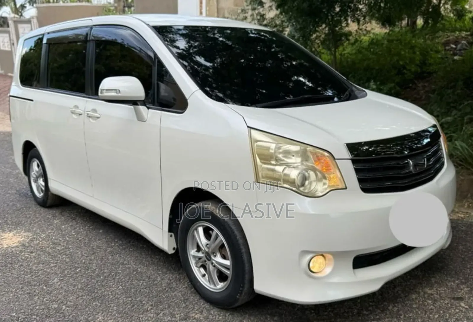 Toyota Noah 2.0 143hp AWD (7 Seater) 2010 White