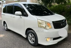 Toyota Noah 2.0 143hp AWD (7 Seater) 2010 White