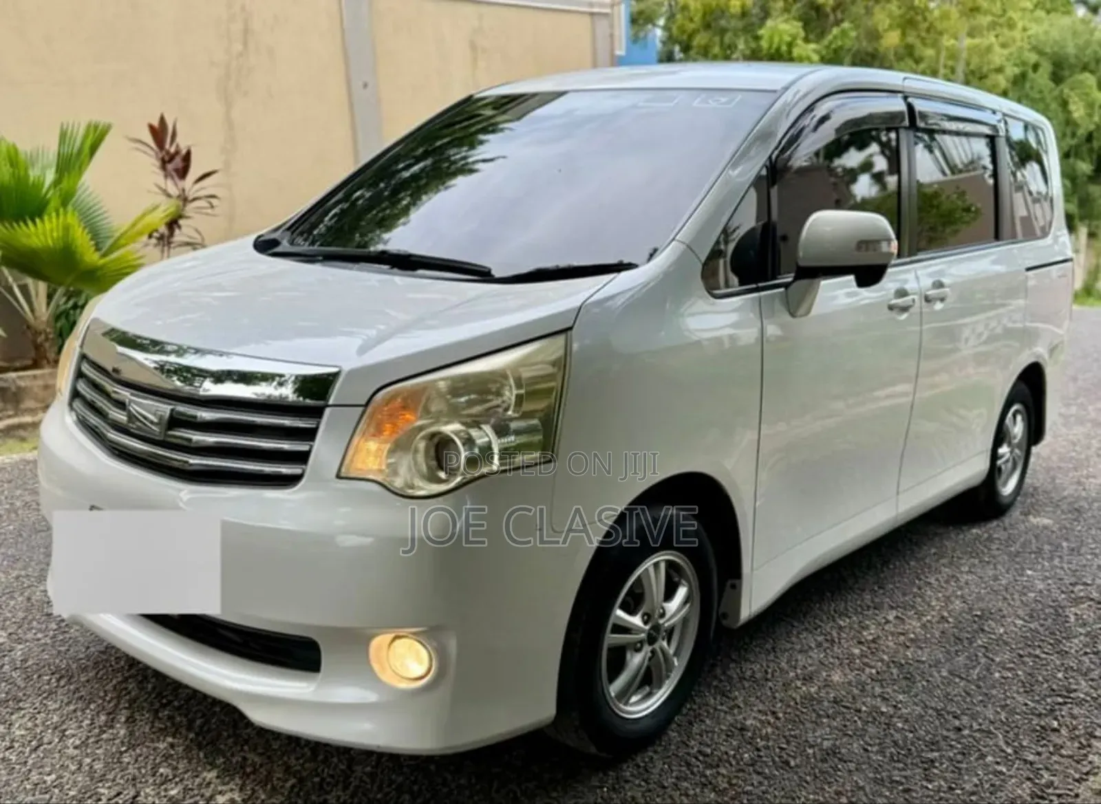 Toyota Noah 2.0 143hp AWD (7 Seater) 2010 White