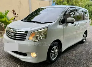 Toyota Noah 2.0 143hp AWD (7 Seater) 2010 White