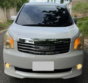 Toyota Noah 2.0 143hp AWD (7 Seater) 2010 White