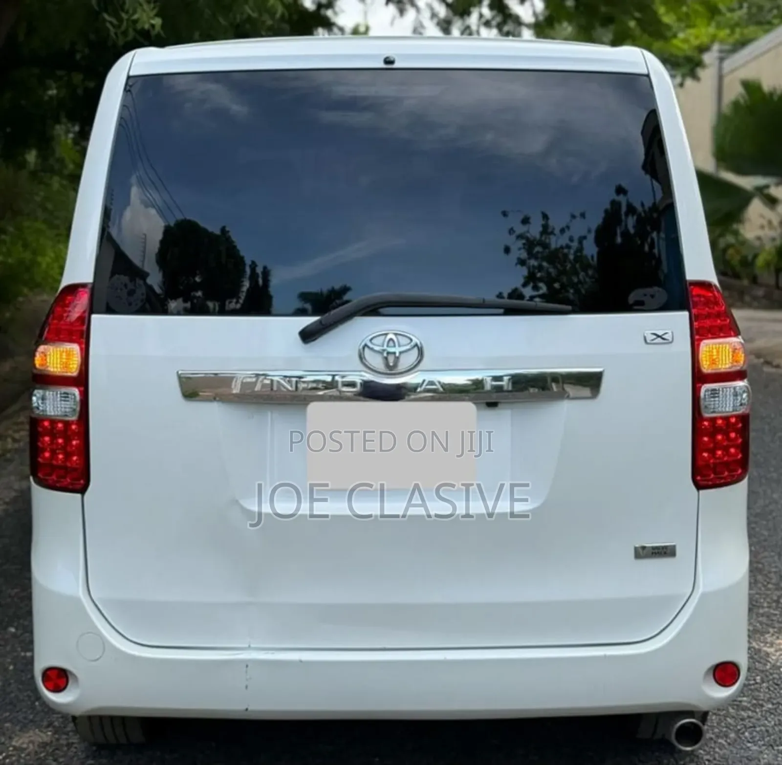 Toyota Noah 2.0 143hp AWD (7 Seater) 2010 White
