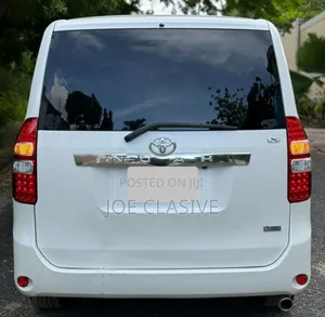 Toyota Noah 2.0 143hp AWD (7 Seater) 2010 White