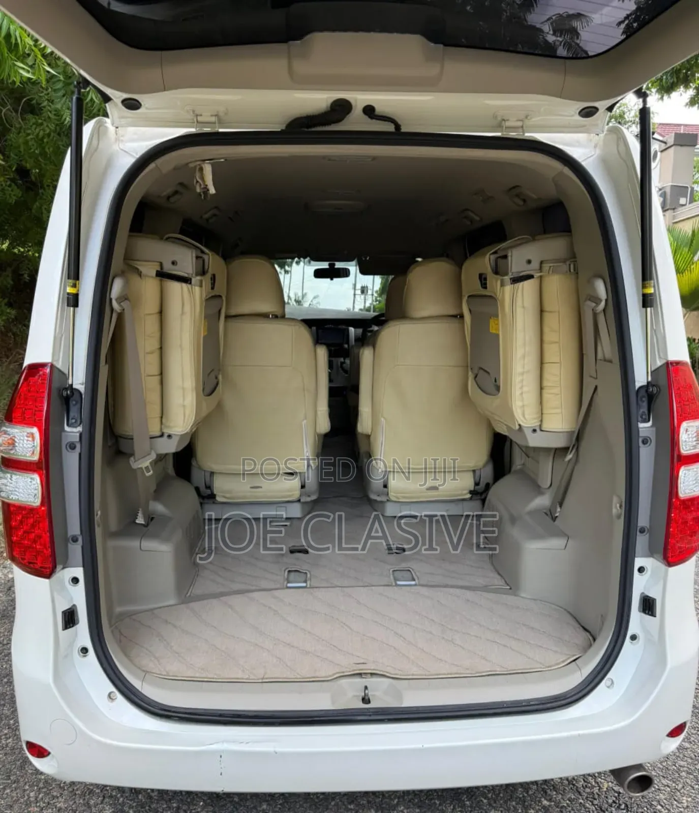 Toyota Noah 2.0 143hp AWD (7 Seater) 2010 White