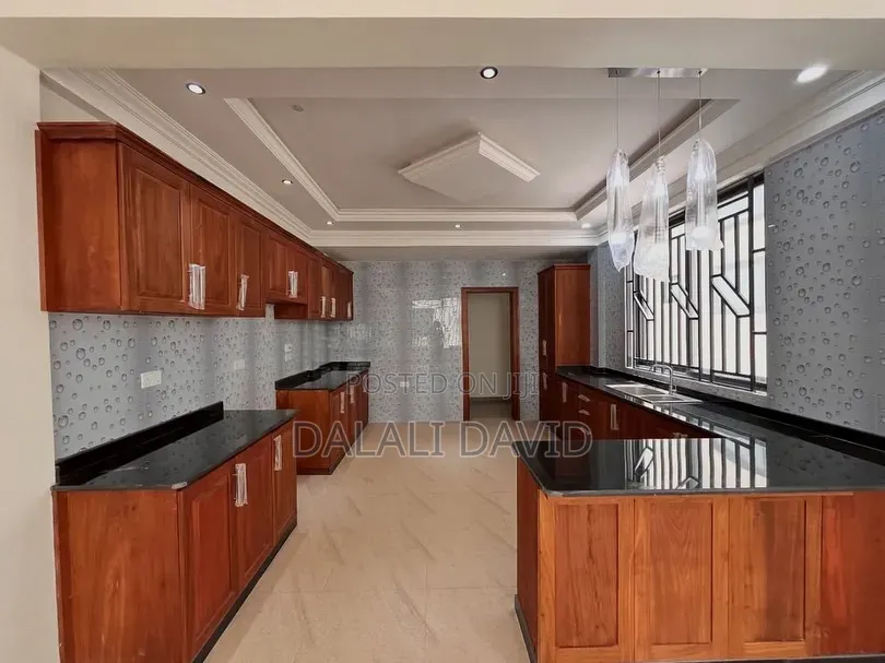 5bdrm Villa in Oysterbay for sale