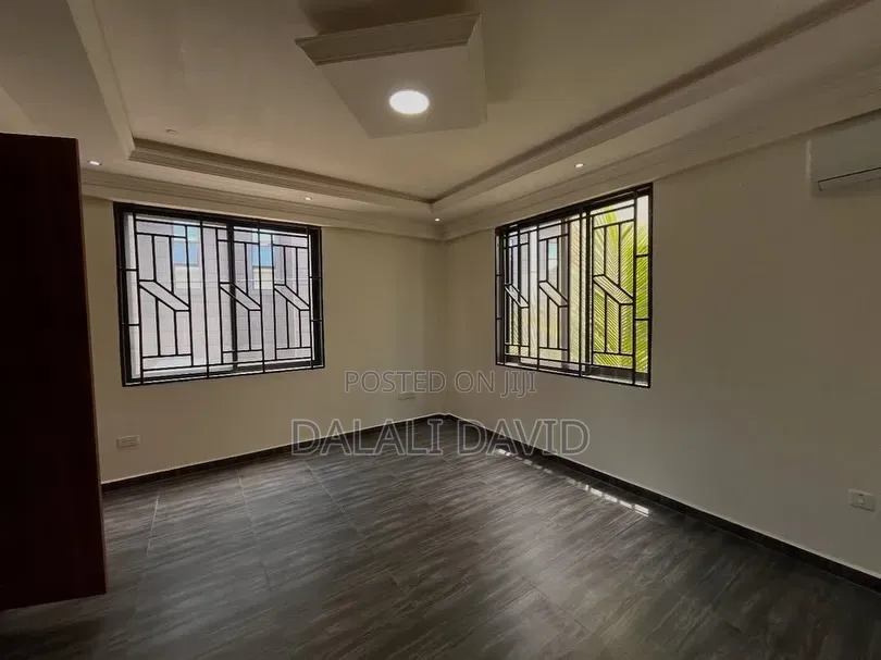 5bdrm Villa in Oysterbay for sale
