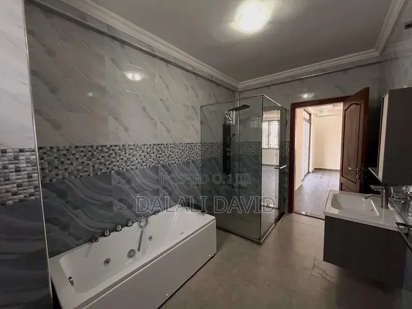 5bdrm Villa in Oysterbay for sale