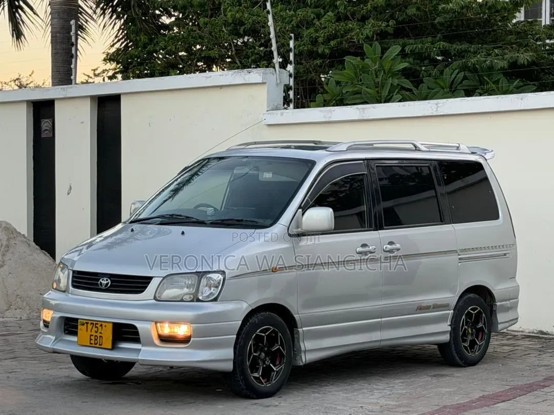 Toyota Noah 2002