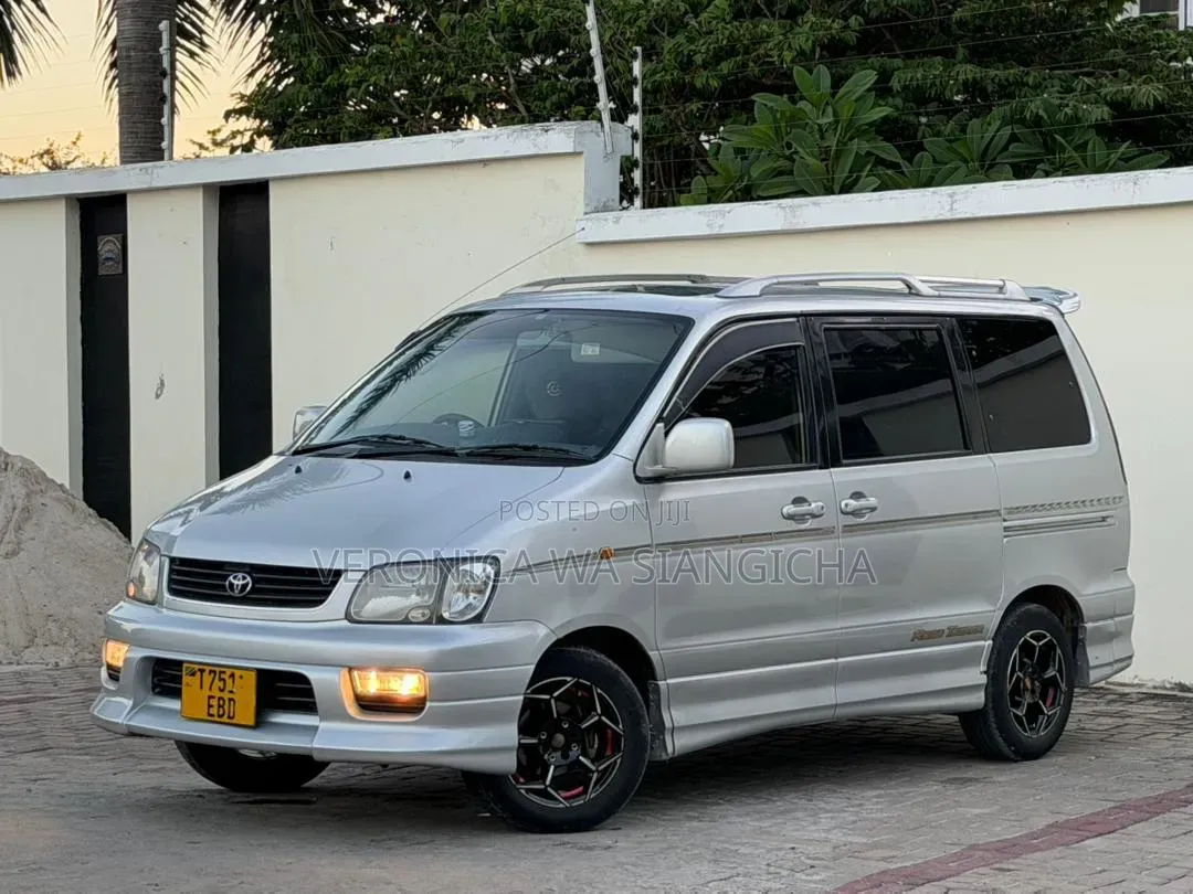 Toyota Noah 2002
