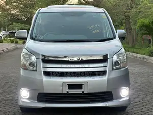 Toyota Noah 2010 Silver