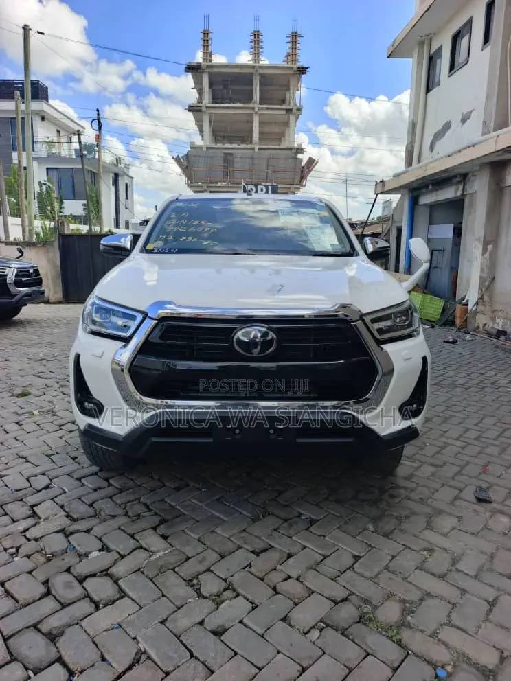 Toyota Hilux 2021 White
