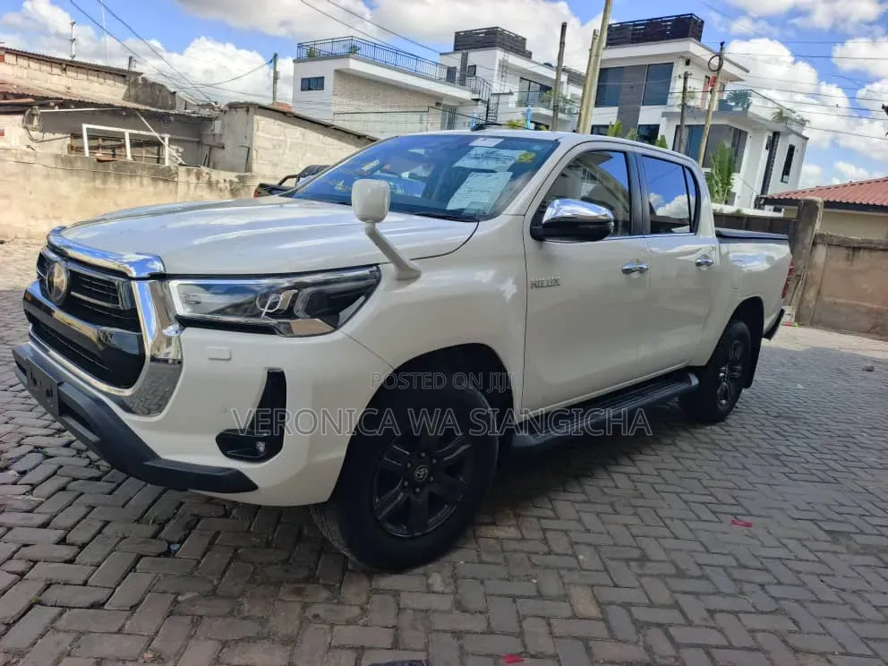 Toyota Hilux 2021 White
