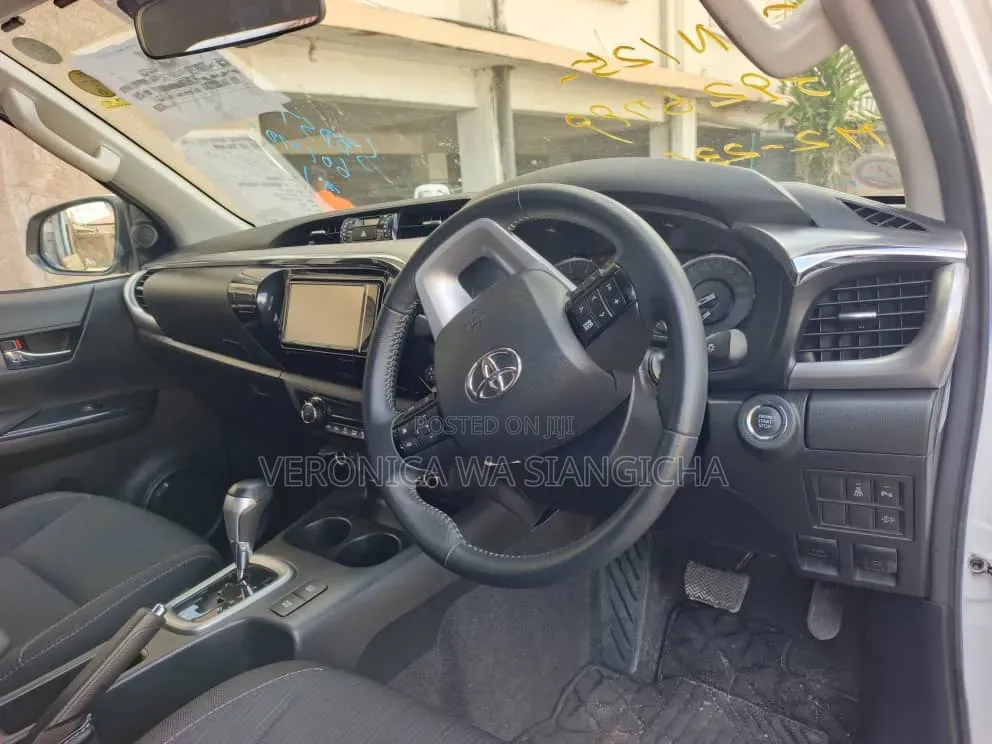 Toyota Hilux 2021 White