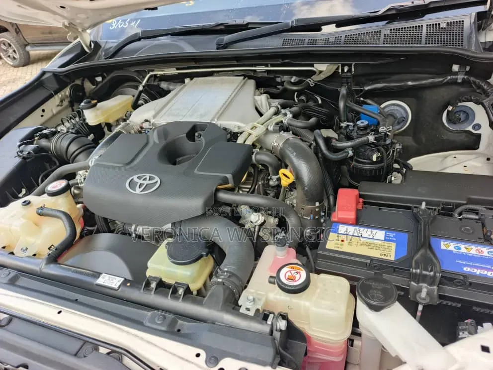 Toyota Hilux 2021 White