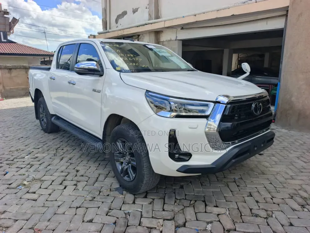 Toyota Hilux 2021 White