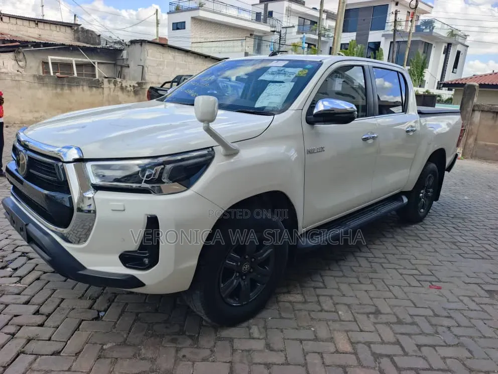 Toyota Hilux 2021 White