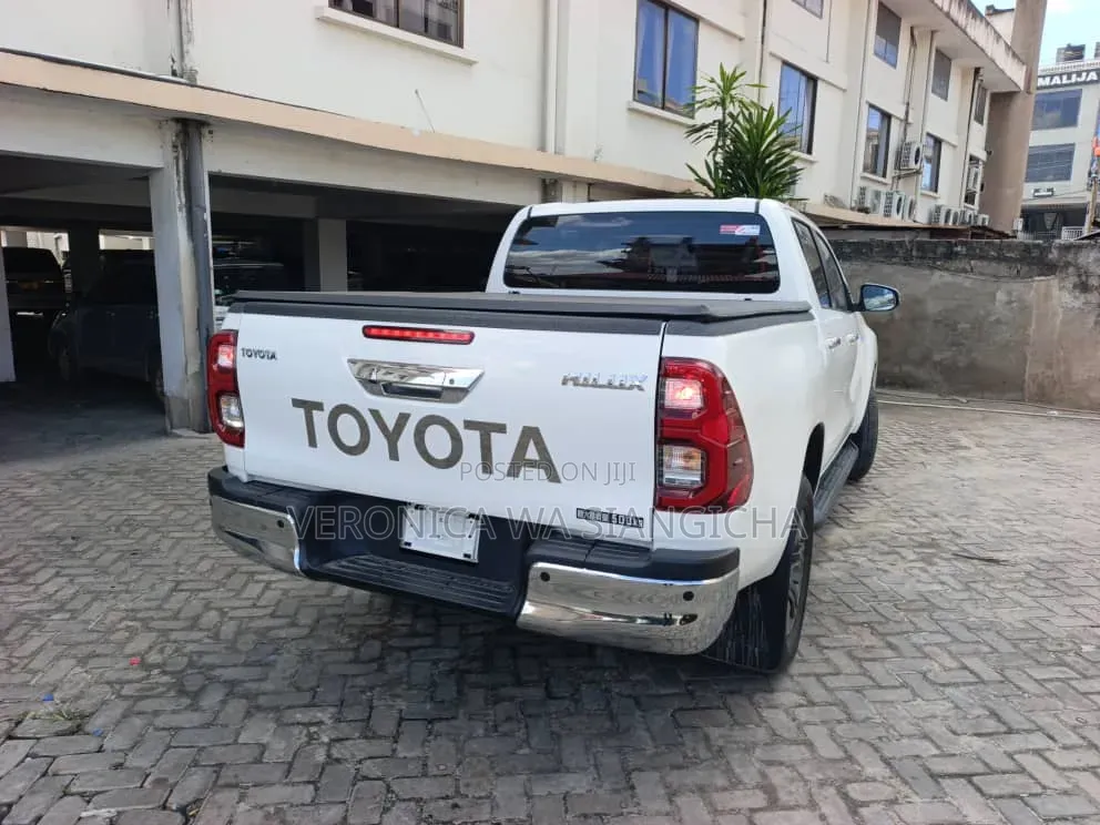 Toyota Hilux 2021 White