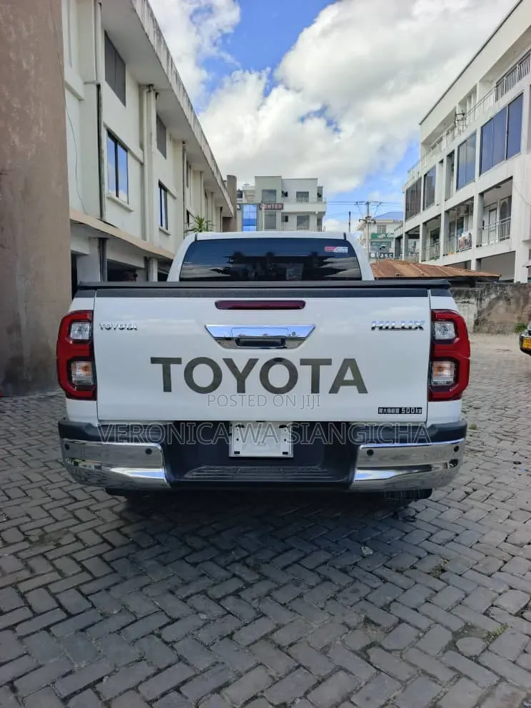 Toyota Hilux 2021 White