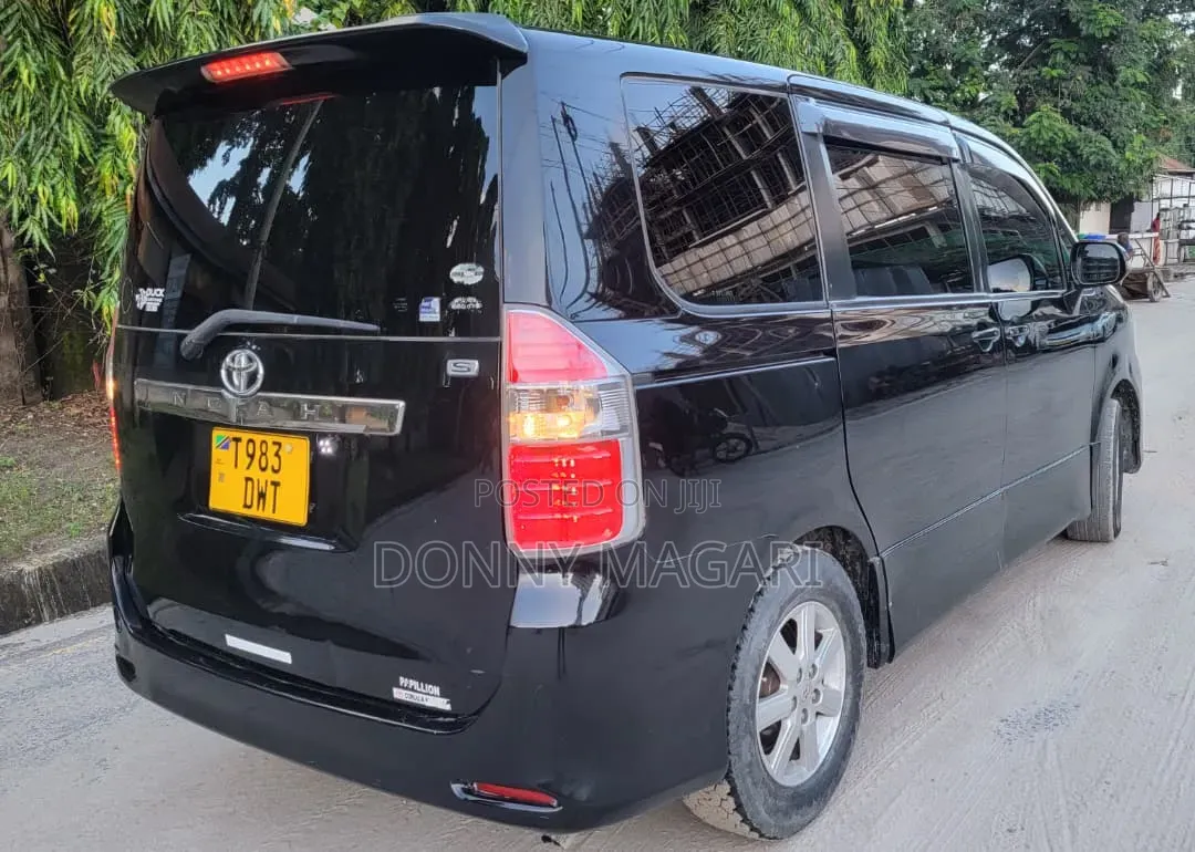 Toyota Noah 2.0 143hp AWD (7 Seater) 2009 Black