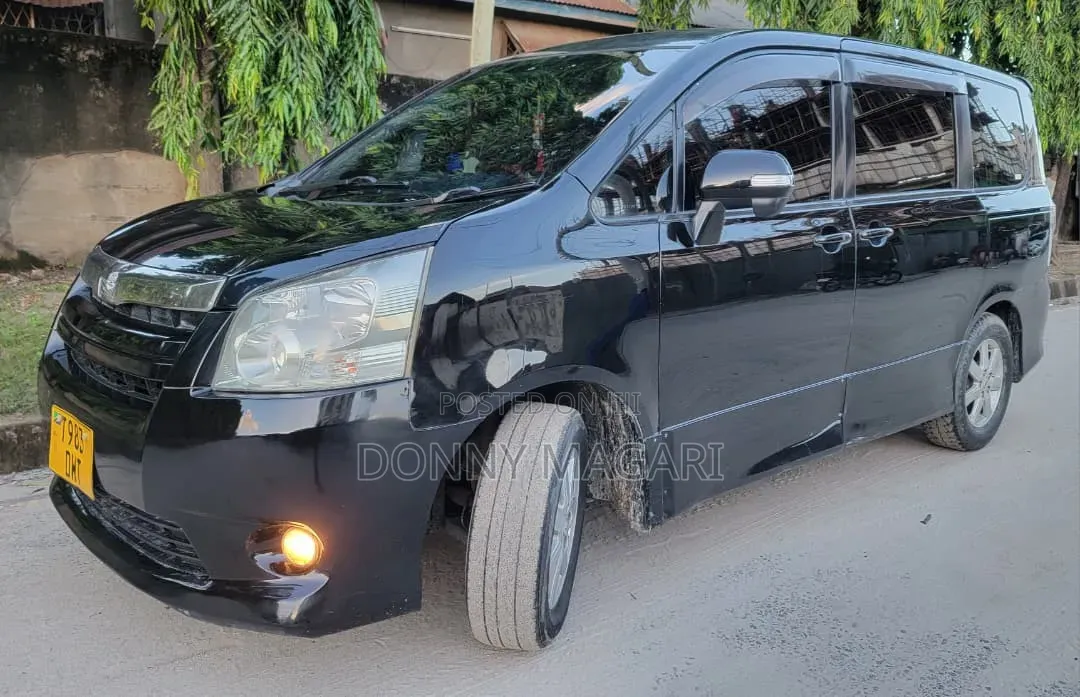 Toyota Noah 2.0 143hp AWD (7 Seater) 2009 Black