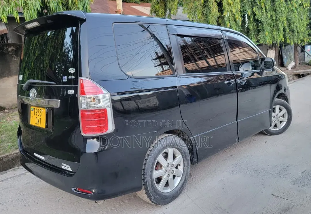 Toyota Noah 2.0 143hp AWD (7 Seater) 2009 Black