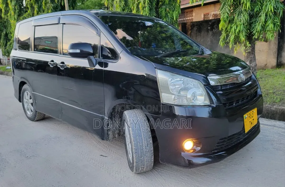 Toyota Noah 2.0 143hp AWD (7 Seater) 2009 Black