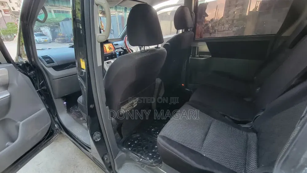 Toyota Noah 2.0 143hp AWD (7 Seater) 2009 Black