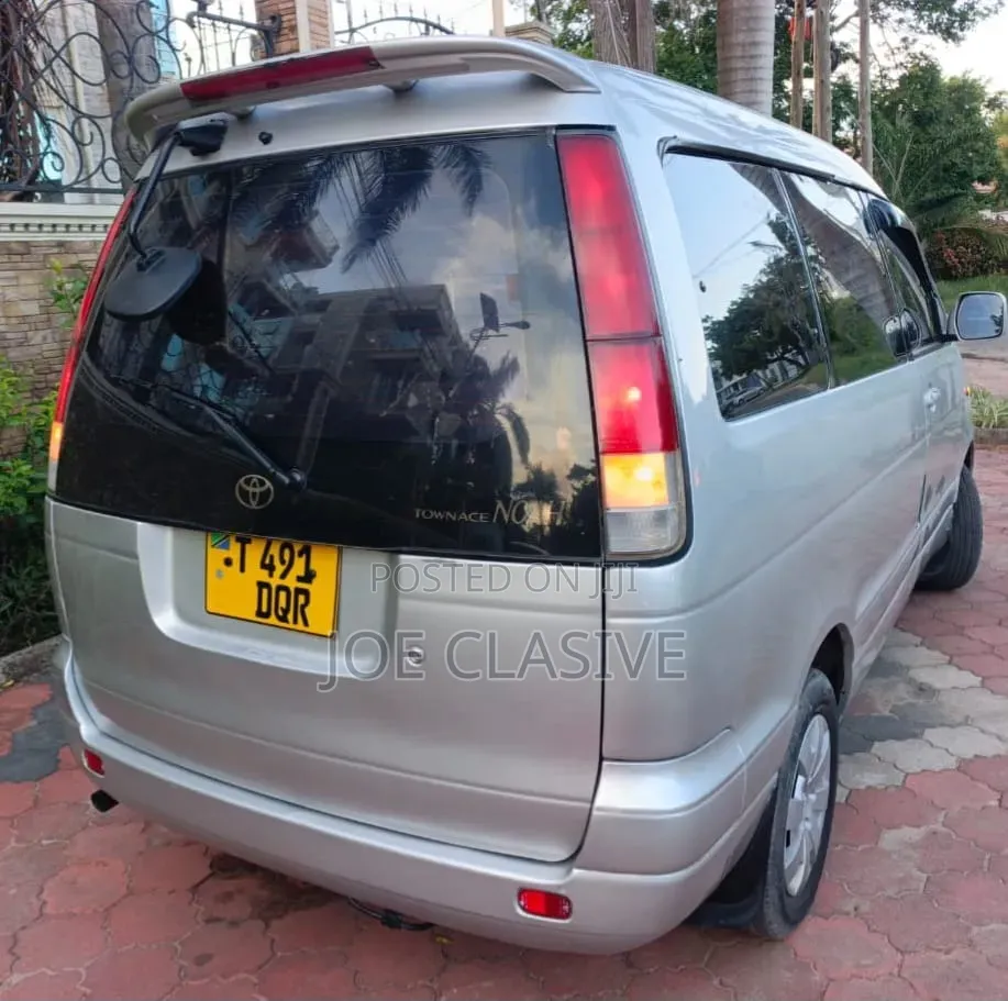 Toyota Noah 2.0 AWD (8 Seater) 2003 Silver