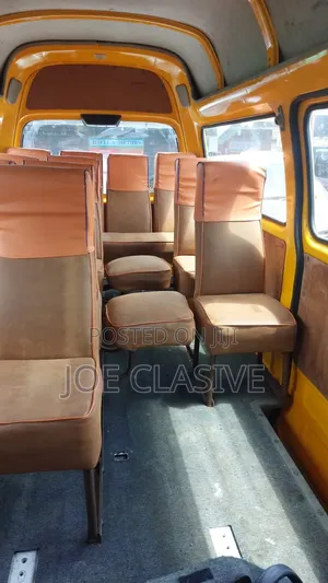 Nissan Caravan 2000 Yellow