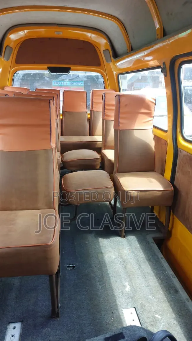 Nissan Caravan 2000 Yellow