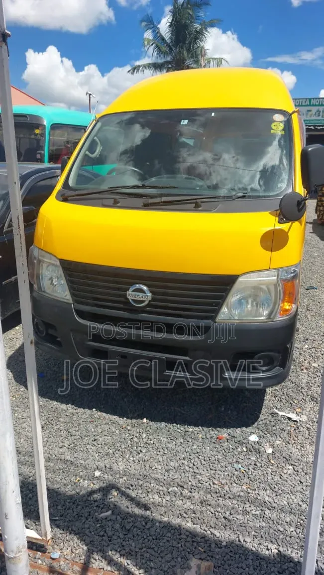 Nissan Caravan 2000 Yellow