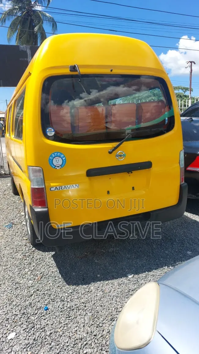 Nissan Caravan 2000 Yellow