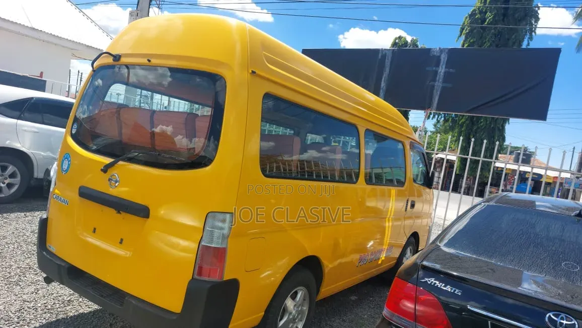 Nissan Caravan 2000 Yellow