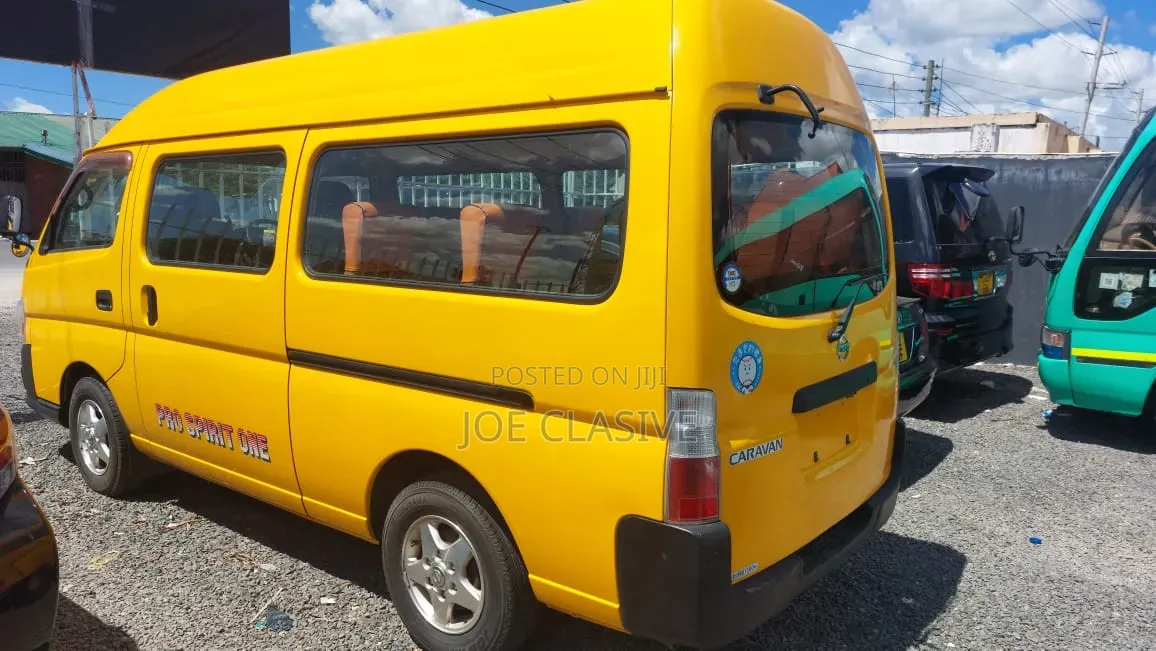 Nissan Caravan 2000 Yellow