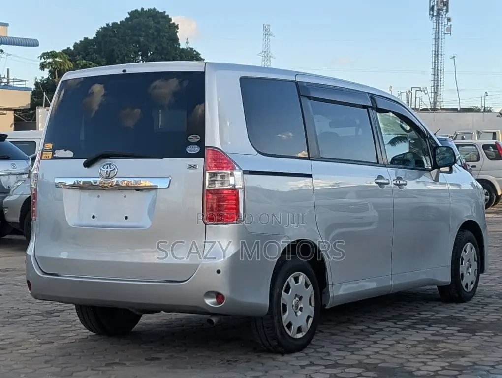 Toyota Noah 2008 Silver