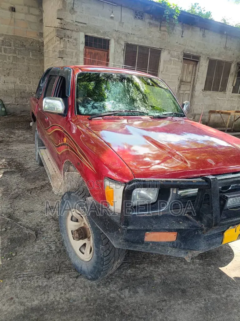 Toyota Hilux 2000 Red