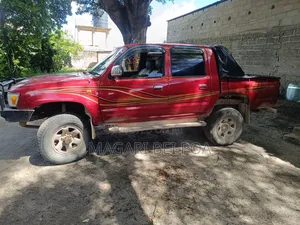 Toyota Hilux 2000 Red